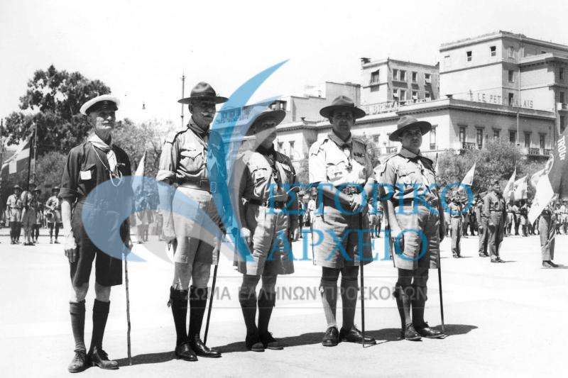 Από αριστερά.Μιχ.Σοφιανός,Αντώνης Μπενάκης,J.Wilson, Δημ Αλεξάτος,Δημ Μακρίδης στο μνημείο του Αγνωστου Στρατιώτη.