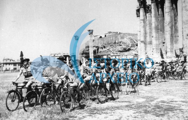 Πρόσκοποι ποδηλάτες σε δοκιμές για την προσκοπική επίδειξη του 1949 στης Στήλες του Ολυμπίου Διός.