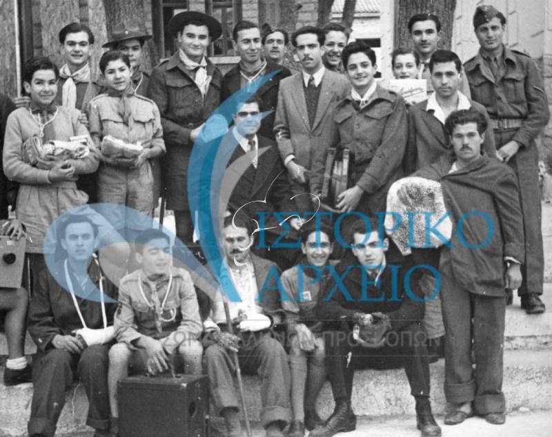 Πρόσκοποι του 1ου Συστήματος Αθηνών διανέμουν δώρα και ψυχαγωγούν τραυματίες πολέμου τον Ιούλιο του 1948.