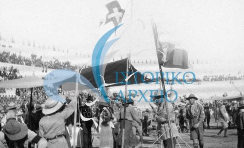 Πρόσκοποι του Λυκείου Κωνσταντινίδη στον Σταθμό Α` Βοηθειών κατά την προσκοπική επίδειξη στο Παναθηναϊκό Στάδιο το 1915.