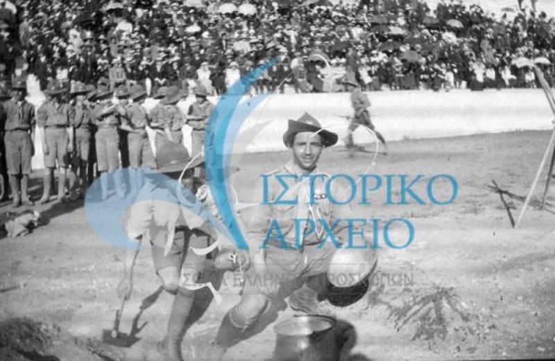 Πρόσκοποι της Αθήνας σε προετοιμασία φαγητού στην κατασκήνωση κατά την επίδειξη στο Στάδιο το 1915.