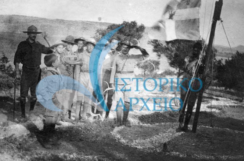 Έπαρση σημαίας στην κατασκήνωση των προσκόπων της Αθήνας που εκτελούσαν υπηρεσίες ακτοφυλακής στη Βάρκιζα το 1918. Μαζί και ο οργανωτής Άγγλος πρόσκοπος Arthur Gaddum 