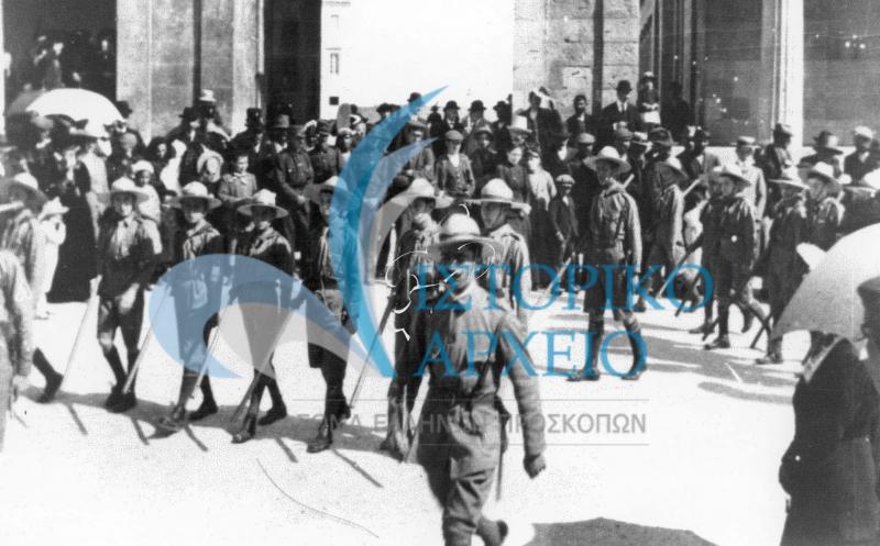 Ενωμοτίες της πρώτης προσκοπικής ομάδας της Κέρκυρας στη Λιτανεία του Αγίου Σπυρίδωνα το Μεγάλο Σάββατο του 1915. Διακρίνεται ο αρχηγός Γεώργιος Νικολαϊδης.