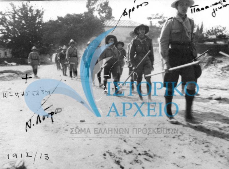 Οι πρώτοι έλληνες πρόσκοποι σε πορεία. Από αριστέρα βαθμοφόρος ο Κ. Πασπάτης, και οι πρόσκοποι Ν. Λούρος, Δρόσος και Πασαγιάννης