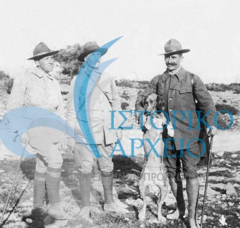 O Aθ. Λευκαδίτης με την αγαπημένη του σκύλα Τζίλντα σε εκδρομή το 1917 μαζί με τους Ν. Πασπάτη και Μ. Μίνδλερ.