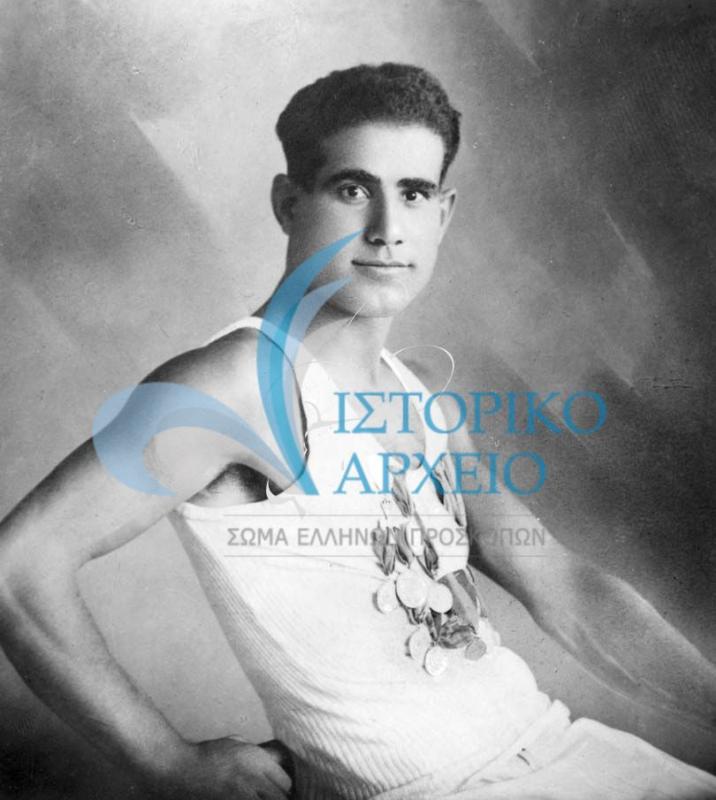 Ο ναυτοπρόσκοπος Μανώλης Βελισσάριος ήταν ο πρώτος έλληνας που διέσχισε κολυμπώντας την Μάγχη το 1931.