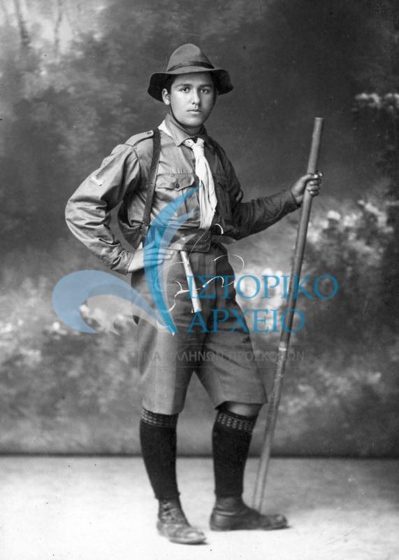 Ο Δημ. Φωτόπουλος με την πρώτη ελληνική προσκοπική στολή το 1912.