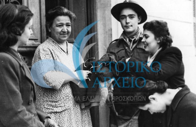 Πρόσκοπος βοηθάει στον έρανο του 1946 για την "Φανέλλα του Στρατιώτη"