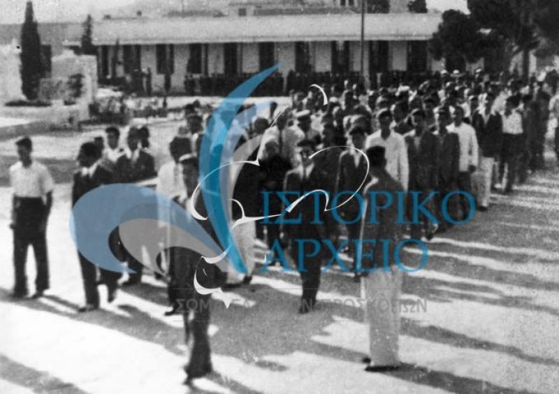 Πρόσκοποι κατά την διάρκεια της γερμανικής κατοχής μεταφέρουν την σωρό του Αθ. Λευκαδίτη στο Α` Κοιμητήριο Αθηνών στις 18 Ιουνίου 1944.