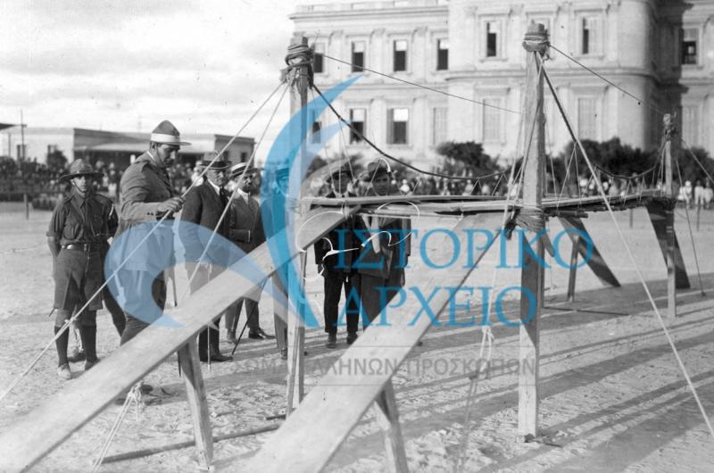 Ελληνες πρόσκοποι της Αλεξάνδρειας σε επίδειξη κατασκευών γεφυροποϊας στο Στάδιο Σάτμπυ το 1925.