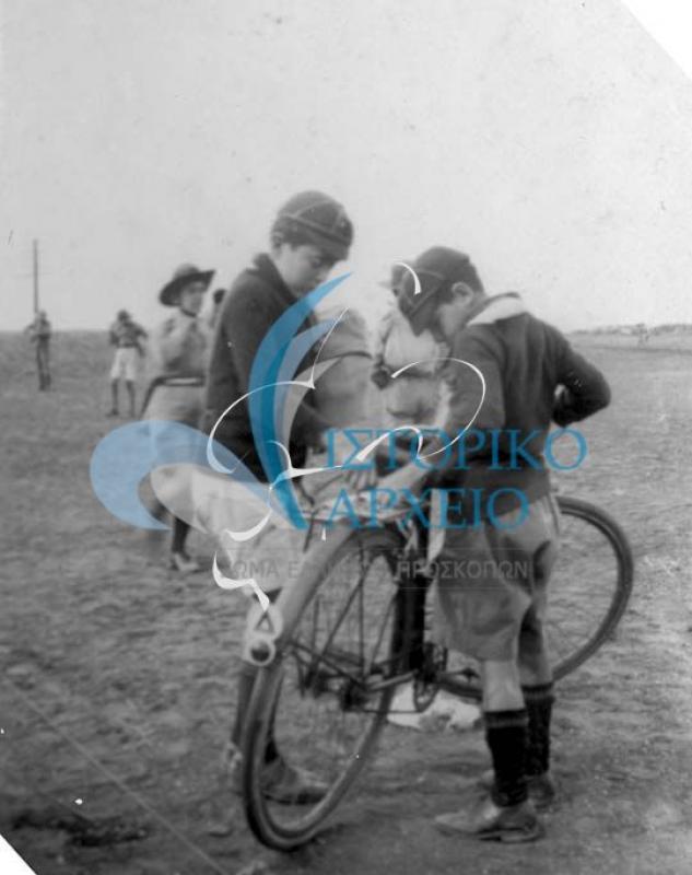 Λυκόπουλα παίζουν με ποδήλατο στο Πόρτ Σάιδ το 1923.