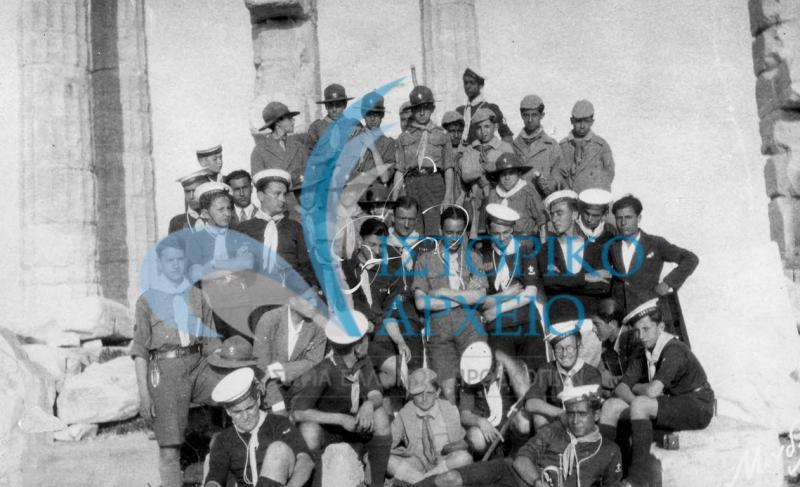 Ναυτοπρόσκοποι της 3ης Αθηνών μαζί με τα πρώτα λυκόπουλα σε εκδρομή στο Σούνιο το 1934.