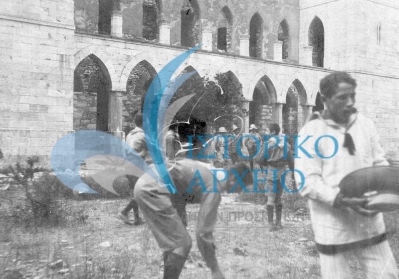Οι πρώτοι πρόσκοποι της Αθήνας σε εκδρομή στο Μέγαρο Δουκίσσης Πλακεντίας στη Πεντέλη το 1912.
