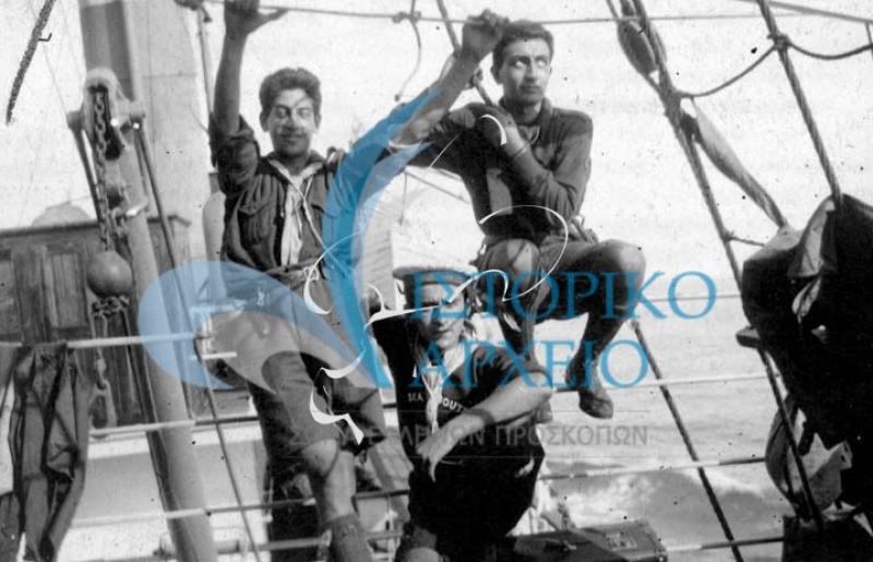 Ο Α. Αντωνόπουλος επιστρέφει από το πρώτο τζάμπορη της Αγγλίας το 1920 φορώντας ναυτοπροσκοπική στολή των άγγλων προσκόπων. Στη συνέχεια η στολη αυτή καθιερώθηκε και στους έλληνες ναυτοπροσκόπους.