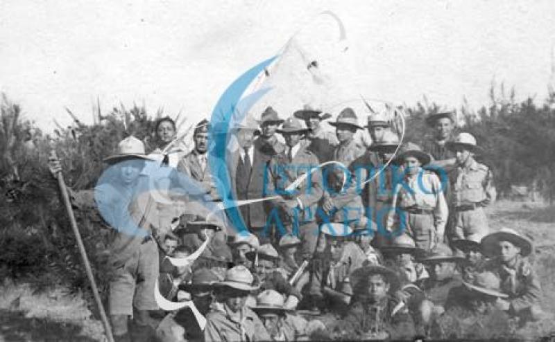 Η 1η Ομάδα Ναυτοπροσκόπων Πειραιώς με αρχηγό τον Ηρ. Λενό και τον έφορο Θ. Κουτέρη σε εκδρομή σε περιοχή του Αιγίου τον Ιούλιο του 1921.