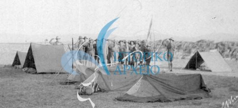 Οι ναυτοπρόσκοποι της 3ης Ομάδας Αθηνών σε στάση για διανυκτέρευση στο Ωρωπό κατά την παιζή διαδρομή από την Αθηνά στην Χαλκίδα τον Ιούλιο του 1921.