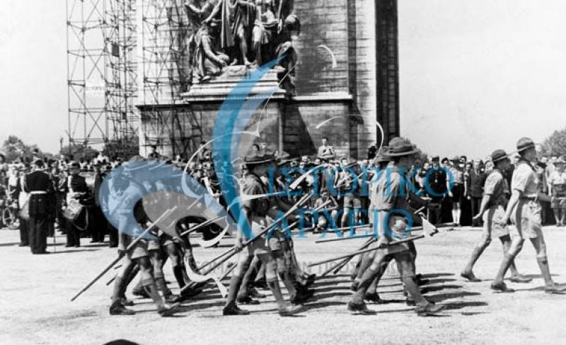 Η ελληνική προσκοπική αντιπροσωπεία που συμμετείχε στο Τζάμπορη της Γαλλίας το 1947 σε παρέλαση στο Μνημείο του Αγνώστου Στρατιώτη των Παρισίων.