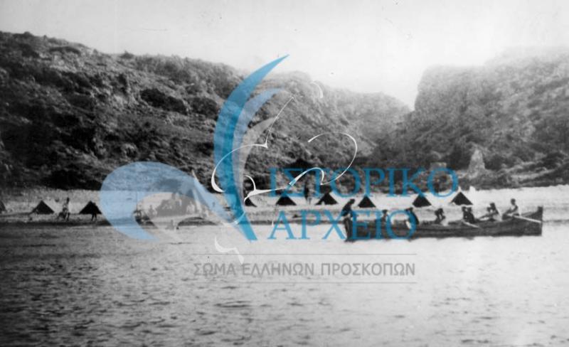 Από την δεκαπενθήμερη κατασκήνωση των προσκόπων Χανίων στην περιοχή του Ακρωτηρίου Σπάθα το 1932 όπου μετέβησαν με λέμβους με αρχηγό τον Αντωνη Βιστάκη. Το κατασκηνωτικό υλικό δωρήθηκε από την 5η Μεραρχία.