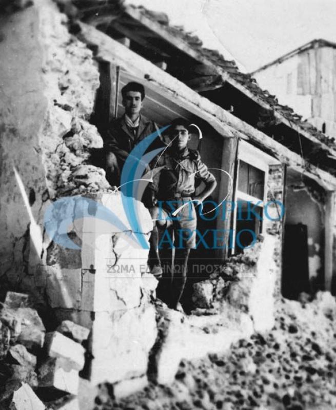 Πρόσκοποι στην Λευκάδα για προσφορά υπηρεσιών μετά τον σεισμό τον Ιούλιο του 1948.