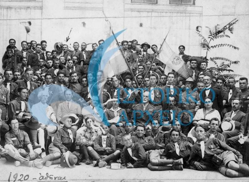 Οι έλληνες πρόσκοποι υποδέχονται την αντιπροσωπεία των ρωμάνων προσκόπων στο Ζάππειο καθ' οδόν για το Τζάμπορη της Αγγλίας το 1920. Στη φωτογραφία διακρίνονται: με άσπρο κουστούμι στη μέση ο Πρόεδρος Δ.Σ. Δημ. Γληνός, πλησίον του ο Γενικός Έφορος Κων. Μελάς. 