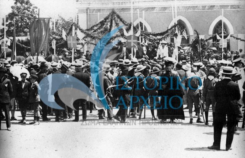 Οι πρόσκοποι της Χίου κατά την τελετή αποκαλυπτηρίων του Ανδριάντα του Κωνσταντίνου Κανάρη στο κέντρο της πόλης της Χίου τον Ιούλιο του 1926.