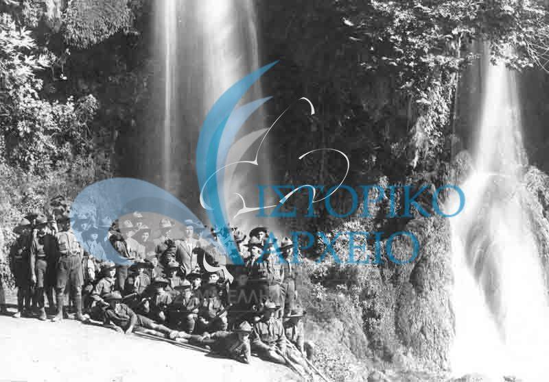 Εκδρομή των προσκόπων Ηρακλείου Κρήτης στην Έδεσσα το 1915. Η φωτογραφία λήφθηκε από τον Α. Σάμη Βέη ο οποίος ήταν αρχιφωτογράφος του Σουλτάνου Χαμίδ.
