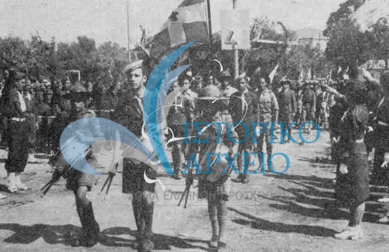 Πρόσκοποι της Χίου σε παρέλαση για την 4η Αυγούστου το 1937. Διακρίνονται μέλη της Εθνικής Οργάνωσης Νεολαίας να χαιρετούν τους προσκόπους με χαρακτηριστικό χαιρετισμό.  