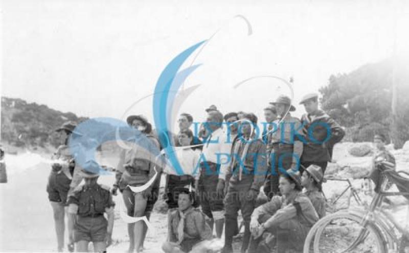 Οι πρώτοι πρόσκοποι με τον Αθ. Λευκαδίτης σε εκδρομή στη Βουλιαγμένη το 1913.