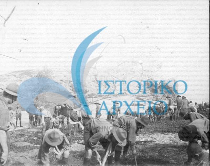 Πρόσκοποι της Αθήνας σε δεντροφύτευση της περιοχής του Αγίου Δημητρίου Λουμπαδιάρη (Φιλοπάππου) κάτω από την Ακρόπολη το 1913.