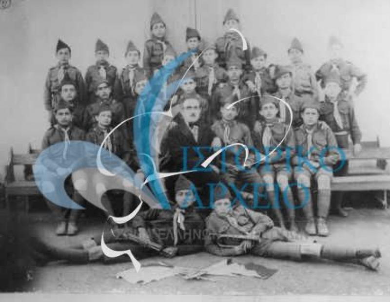 Φωτογραφία της πρώτης ομάδας προσκόπων στο Ρέθυμνο το 1918 με Αρχηγό τον Σεβαστιανό Κασιμάτη.