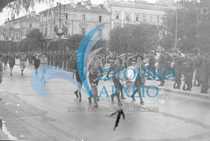 Η Σημαία του ΣΕΠ χαιρετάει τους επισήμους στην παρέλαση της 25ης Μαρτίου του 1947 στην Αθήνα.