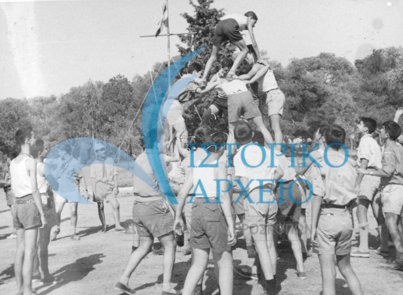 Ζωηρά παιχνίδια στη κατασκήνωση της 17ης Αθηνών στην Αίγινα το 1951.