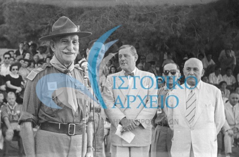 Ο Αντ. Μπενάκης με τον Αμερικανό Πρέσβη σε Πυρά κατασκήνωσης στην Περδικόβρυση το 1952.