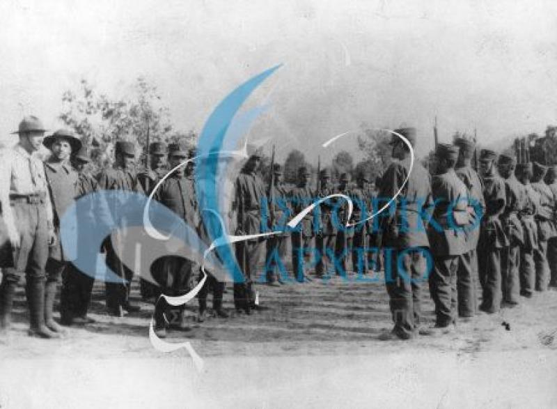 Οι πρώτοι πρόσκοποι (βαθμοφόροι) ως εκγυμναστές νεοσυλλέκτων στρατιωτών κατά την διάρκεια των Βαλκανικών Πολέμων το 1912.