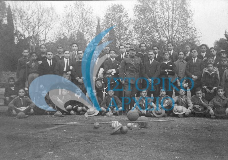 Η 9η ομάδα Αθηνών μετά από αθλητικούς αγώνες το 1929. Με στολή αξιωματικού ο έφορος Γ. Βλάχος.