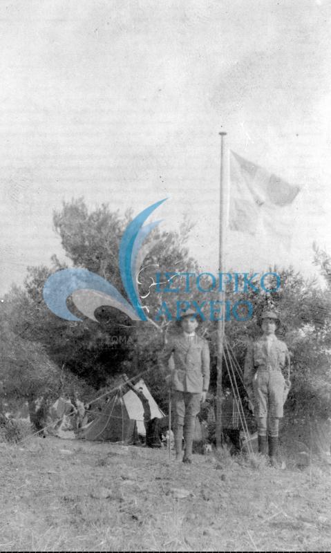 Ο Θ. Δημητριάδης και ο Σπ. Ράνιος κάτω από τον Ιστό της Σημαίας σε εκδρομή το 1913.