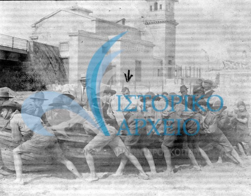 Οι ναυτοπρόσκοποι της 3ης Ομάδας Αθηνών ρίχνουν στη θάλασσα τη βάρκα του Συστήματος στο Νέο Φάληρο το 1913.