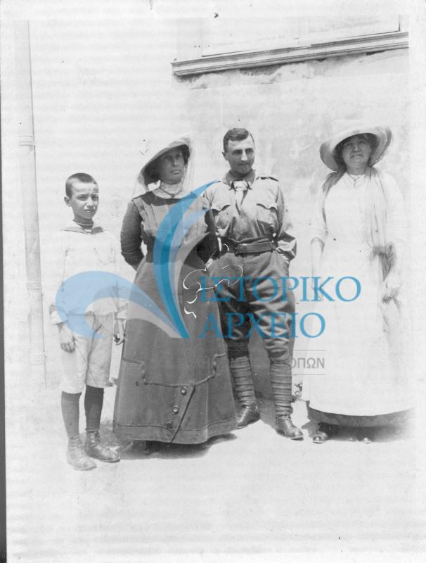 Ο Ησαϊας Ησαϊας επικεφαλής των προσκόπων που βοήθησαν στην οργάνωση συσσιτείου το 1913 στην περιοχή του Κάτω Πετραλώνων για τις οικογένειες επιστράτων στους Βαλκανικούς Πολέμους
