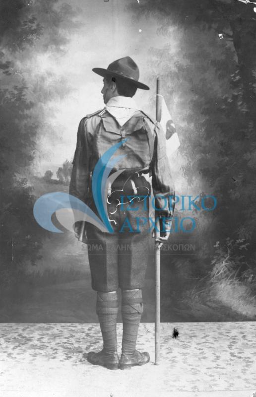 Ένας από του πρώτους προσκόπους, ο Ι. Κοντουμάς ως ενωμοτάρχης με πλήρη προσκοπική στολή και σακίδιο το 1912.