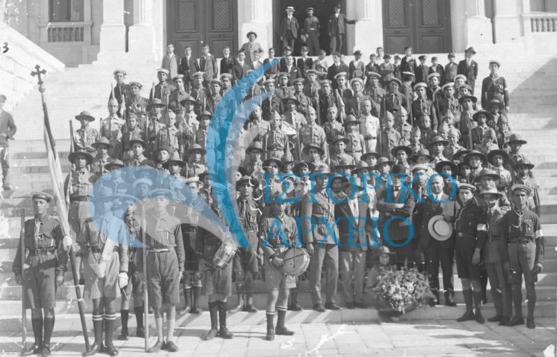 Επίσκεψη του Γενικού Εφόρου Χρήστου Μπρισιμιτζάκη στη Σύρο. Εδώ σε αναμνηστική φωτογραφία στο Δημαρχείο Ερμούπολης το 1927.