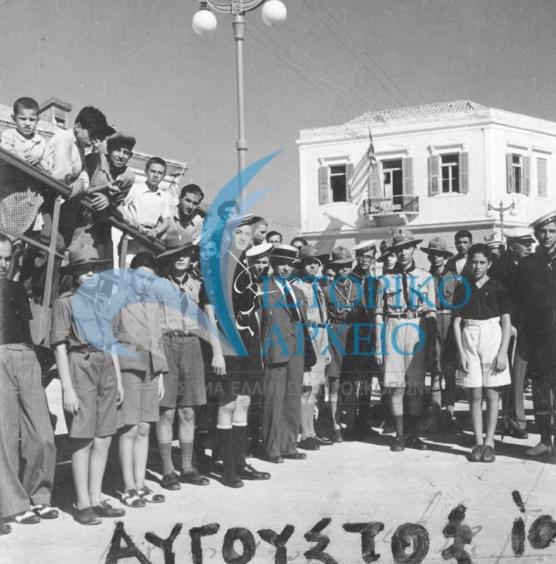 Οι πρόσκοποι της Σύρου με τον Γενικό Έφορο Λεωνίδα Πτέρη κατά την επίσκεψή του στο νησί  το 1937
