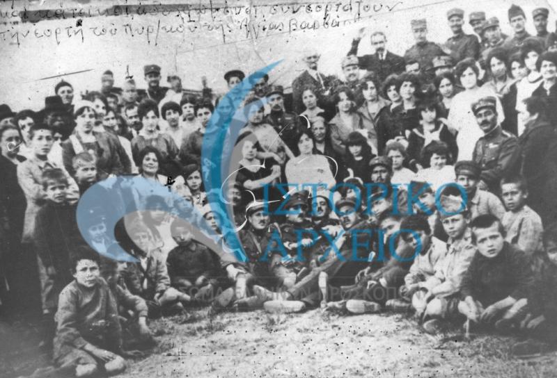 Έλληνες πρόσκοποι, με στρατιώτες και κατοίκους της Φιλαδέλφειας κατά την γιορτή της προστάτιδας του Πυροβολικού Αγίας Βαρβάρας τον Δεκέμβριο του 1920.