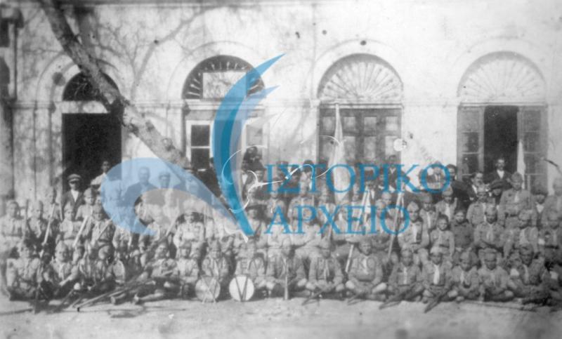 Αναμνηστική φωτογραφία των ελλήνων προσκόπων Κάτω Παναγιάς Ιωνίας, Αγίας Παρασκευής Ιωνίας και Κρήνης (Τσεσμέ) στο κέντρο της πόλης τον Απρίλιο του 1922.