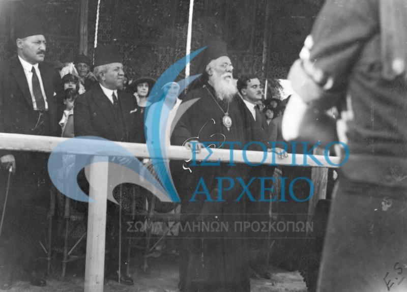 Ο Πατριάρχης Αλεξανδρείας Φώτιος ευλογεί τους έλληνες προσκόπους Αλεξανδρείας κατά την επανίδρυσή τους το 1924.