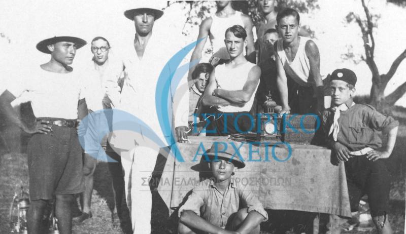 Η 2η Ομάδα προσκόπων Κέρκυρας σε  διήμερη  εκδρομή στα Μωραΐτικα στις 6 και 7 Ιουλίου 1929.Στη φωτογραφία εμφανίζεται και Λυκόπουλο. 