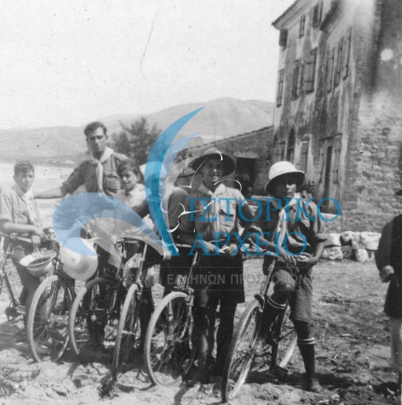 H 2η Ομάδα Προσκόπων Κερκύρας σε 3ήμερη εκδρομή με ποδήλατα στο Καρουσκάδιου από τις 24 μέχρι τις 26 Αυγούστου του 1929