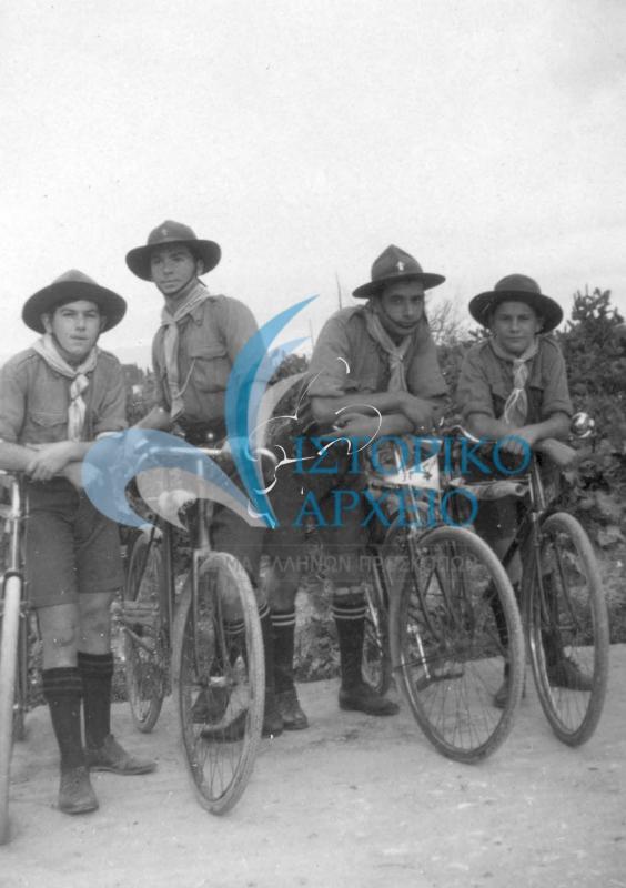 Η 1η ενωμοτία της 1ης Ομάδος Προσκόπων Κέρκυρας σε μονοήμερη εκδρομή με ποδήλατα στο Γαστούρι την 1η Φεβρουαρίου του  1929.