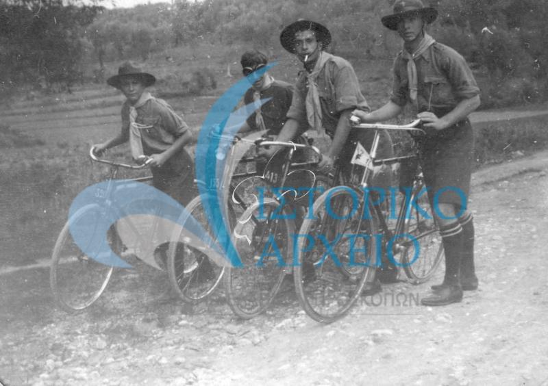 Η 1η ενωμοτία της 1ης Ομάδος Προσκόπων Κέρκυρας σε μονοήμερη εκδρομή με ποδήλατα στο Γαστούρι  την 1η Φεβρουαρίου του  1929.
