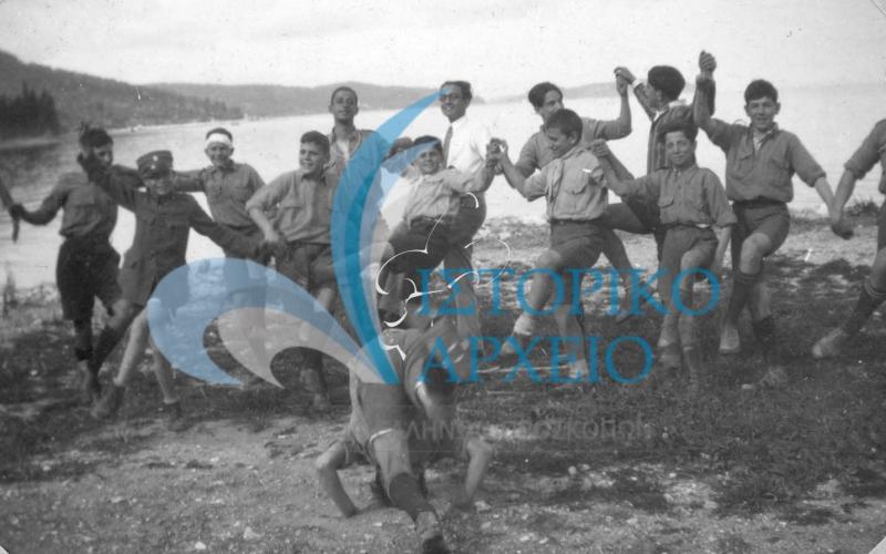Πρόσκοποι της Κέρκυρας σε ζωηρά παιχνίδια δίπλα στη θάλασσα στις Μπενίτσες σε εκδρομή το 1930