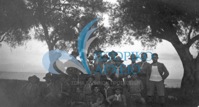 Ομάδα της Κέρκυρας στην παραλία της Δασιάς σε εκδρομή τη πρωτομαγιά του 1930.